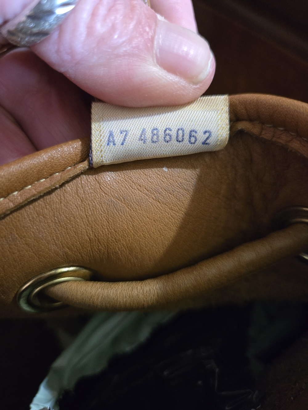 Dooney & Bourke VINTAGE Brown Leather Tassel Drawstring Bucket Bag EUC - Picture 11 of 15